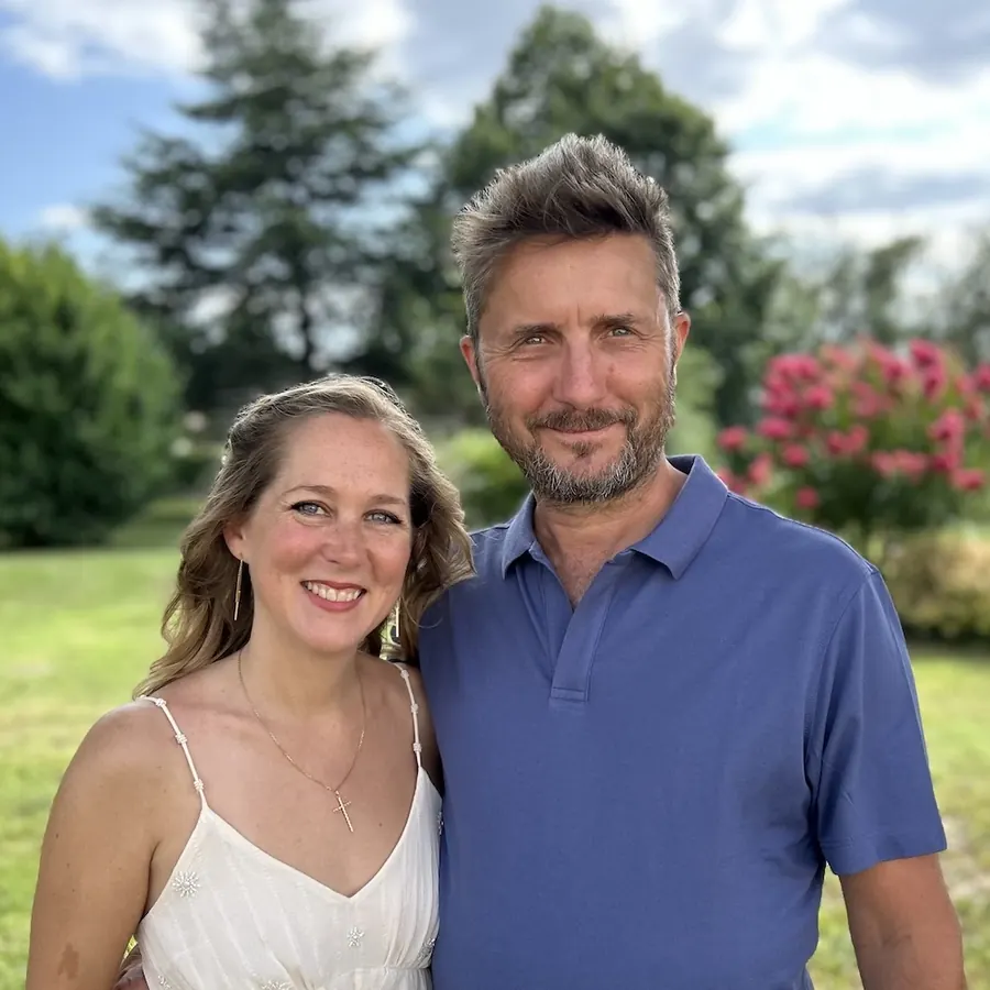 Laure Goineau-Roberfroid et Joachim Roberfroid, en extérieur.